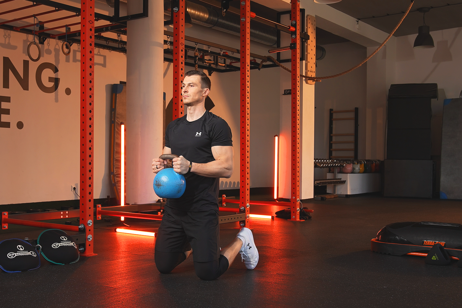 rąbanie kettlebell w klęku