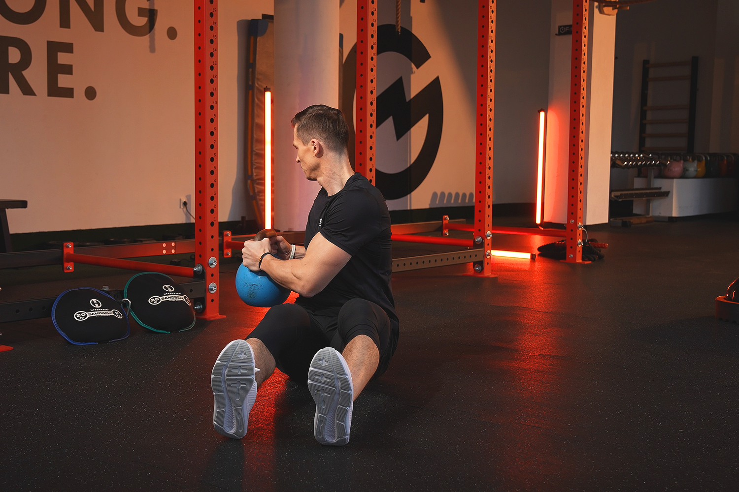 ukraiński twist z kettlebell siedząc